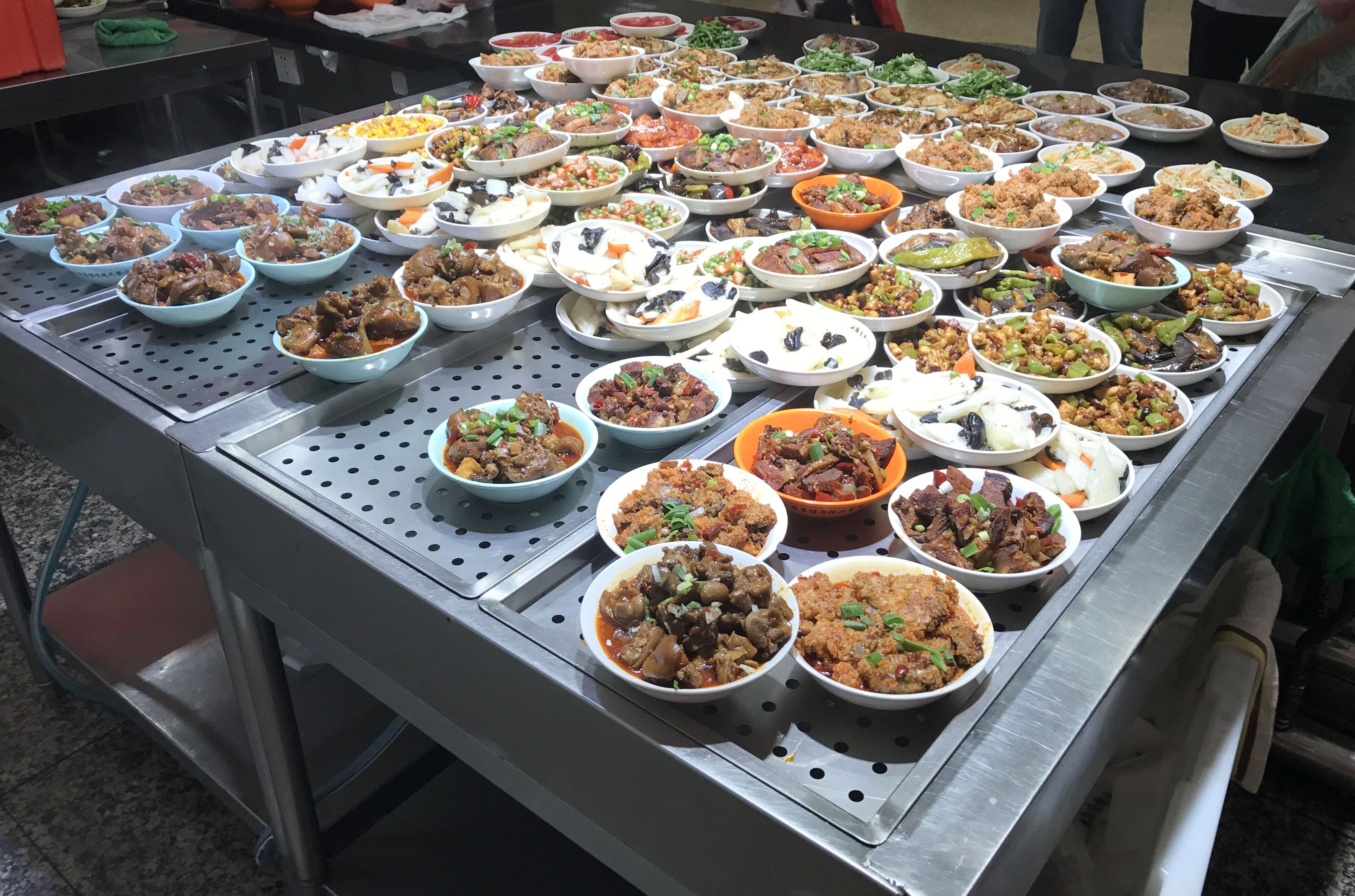 严控食品质量 新医大多举措把食堂办在师生心坎上-新疆医科大学
